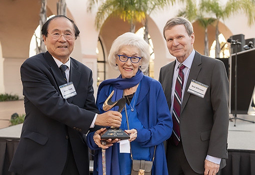 Sara Miller McCune (center) receives the 2019 Venky Narayanamurti Entrepreneurship Leadership Award from (left) UCSB Chancellor Henry T. Yang and College of Engineering Dean Rod Alferness. Photograph by Jeff Liang