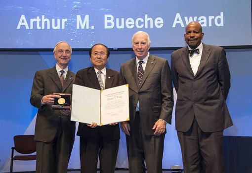 Yang (second from left) receiving award