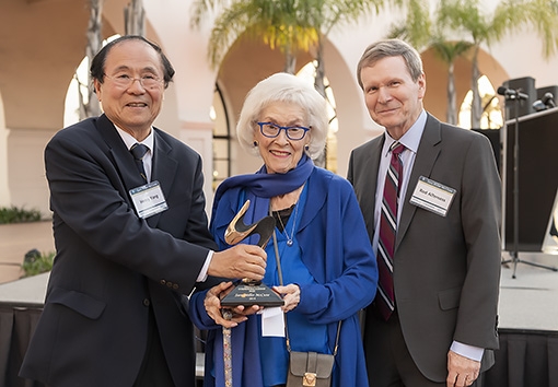 Sara Miller McCune (center) receives the 2019 Venky Narayanamurti Entrepreneurship Leadership Award from (left) UCSB Chancellor Henry T. Yang and College of Engineering Dean Rod Alferness. Photograph by Jeff Liang