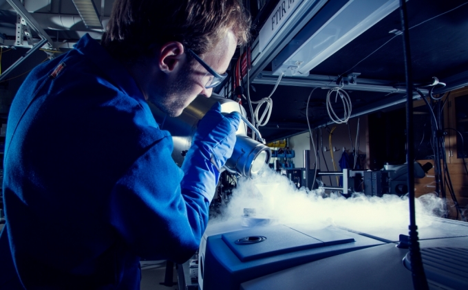 A graduate student works in the lab of John Bowers at UCSB’s Institute for Energy Efficiency. Photo Credit: Matt Perko