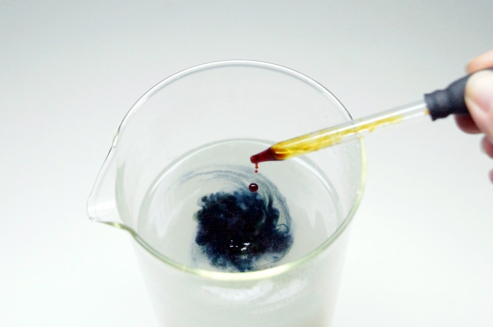 iodine dripping into a starch solution