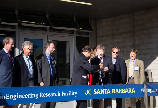 Chancellor Yang and Dean Alferness cut the ribbon of the bioengineering opening